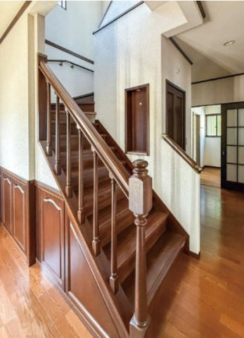 【内装】 | □■平塚市中里 中古戸建■□ | 木製の手すりが気品溢れる室内空間を演出します。