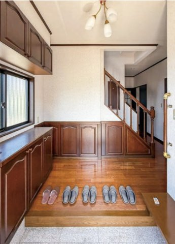 【玄関】 | □■平塚市中里 中古戸建■□ | 玄関には備え付けのベンチがあり靴を履く際、脱ぐ際にも便利です。