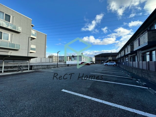 ラフレシール B棟の駐車場