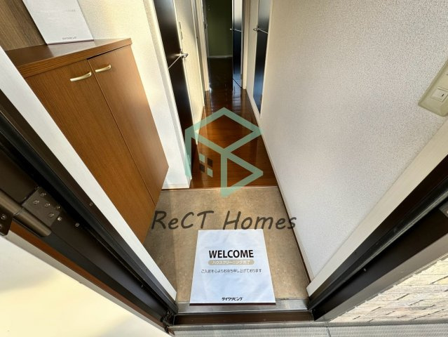 ラフレシール B棟の玄関