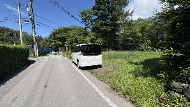 新軽井沢エリア　プリンス通り至近 アクセスの良い売土地の前面道路含む現地写真