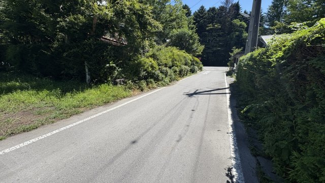 新軽井沢エリア　プリンス通り至近 アクセスの良い売土地の前面道路含む現地写真