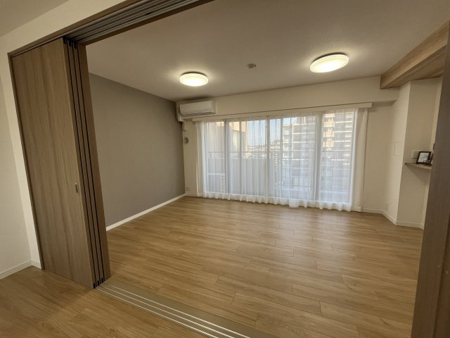 コスモつきみ野プライムコートの洋室|洋室からリビング