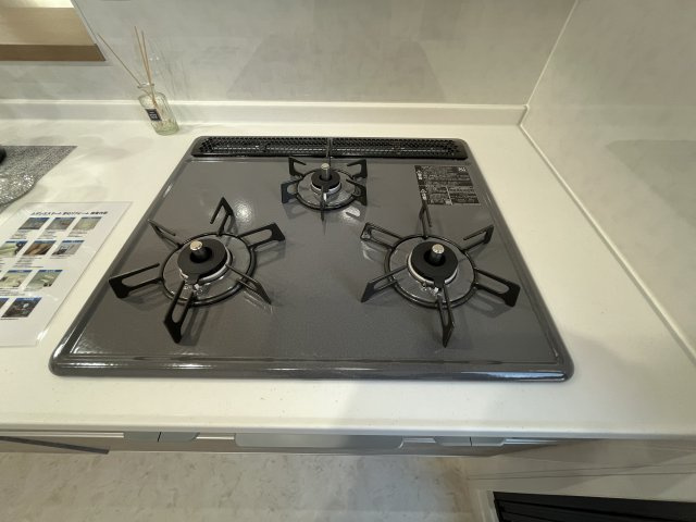 コスモつきみ野プライムコートのキッチン|3口コンロ