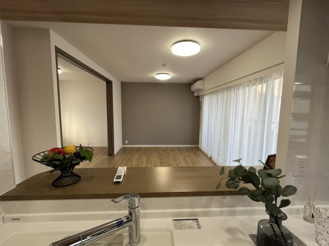 コスモつきみ野プライムコートの居間・リビング|カウンターキッチンからリビングダイニング