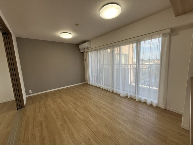 コスモつきみ野プライムコートの居間・リビング|洋室の扉を開けると広々と使えますよ