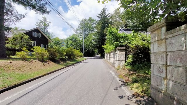 中軽井沢 大日向分譲地 建築条件付き土地 D区画の前面道路含む現地写真