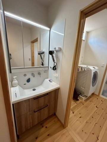 野田市山崎　中古戸建の独立洗面台