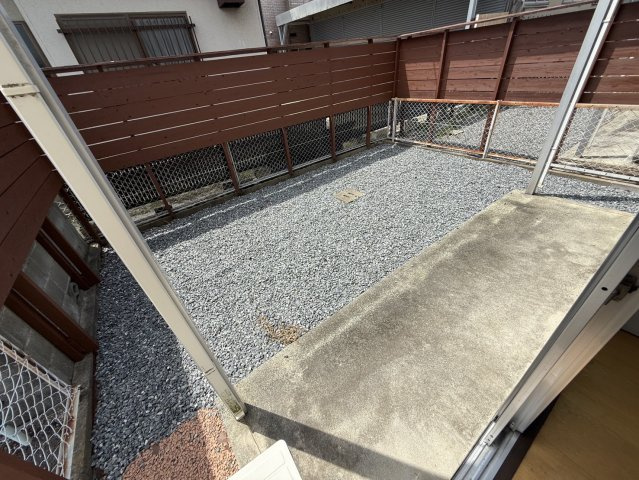 レピュート平田の庭|近隣とは仕切板を設置して独立的な空間の専用庭に