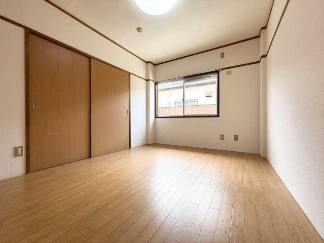 レピュート平田の洋室|もう一つの6.0帖の洋室。こちらも南側に面しています