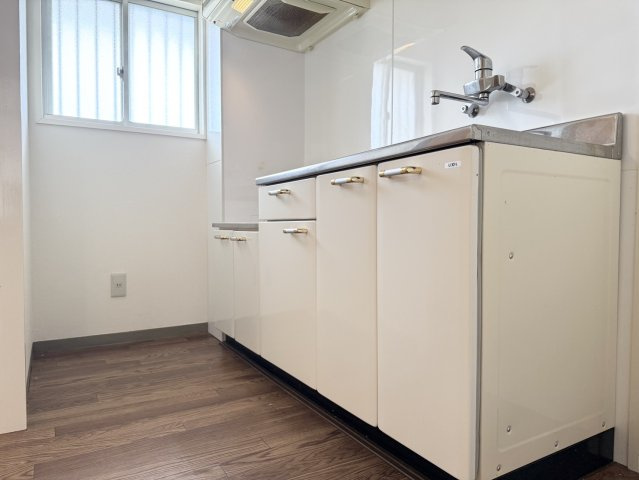 レピュート平田のキッチン|キッチンに小窓があります