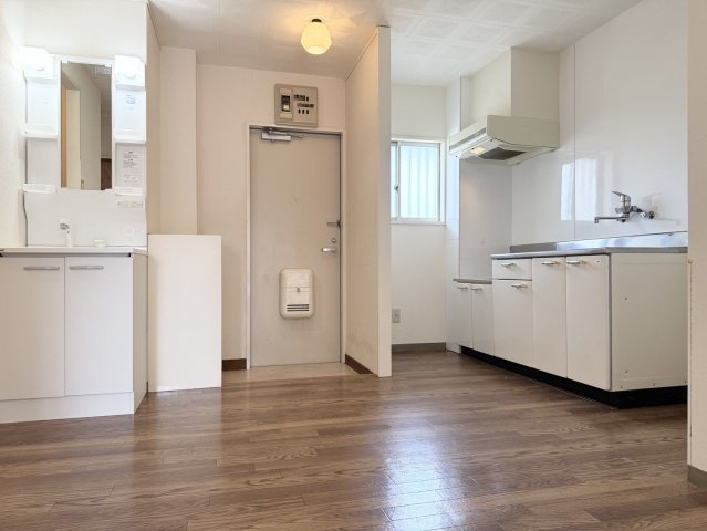 レピュート平田の居間・リビング|白で統一された明るい6.4帖のダイニングキッチン