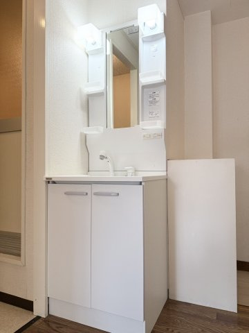 レピュート平田の洗面所|玄関横に新設した洗面化粧台。