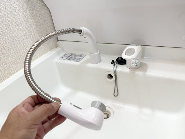 レピュート平田の洗面所|洗面の蛇口はホースがあるので伸ばせて使えるからとっても便利