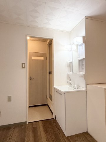 レピュート平田の居間・リビング|洗面の先には、お風呂・トイレ・洗濯機置き場