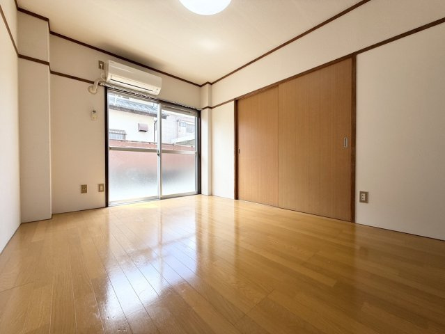 レピュート平田の洋室|窓の外には専用庭があります