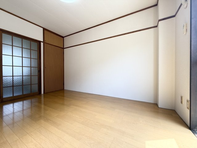 レピュート平田の洋室|部屋の角に収納スペース