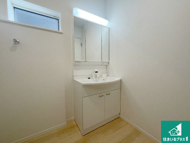 枚方市津田元町　第7期　新築一戸建ての独立洗面台|清潔感のある洗面台です。フラットな鏡は掃除がしやすく毎日清潔！鏡裏には収納があるのでスッキリとした洗面台が保てます。