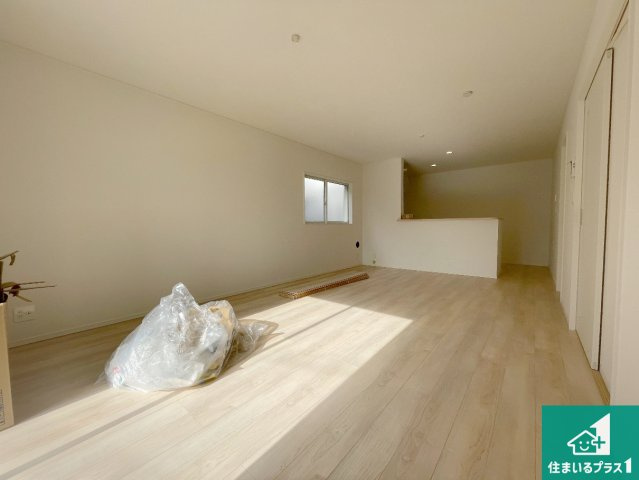 枚方市津田元町　第7期　新築一戸建ての居間・リビング|日当たり良好の明るいリビングで朝の目覚めもスッキリできそう！対面キッチンでご家族のコミュニケーションも自然と増える設計！小さなお子様が遊ぶスペースを作っても広々とくつろげるLDK！