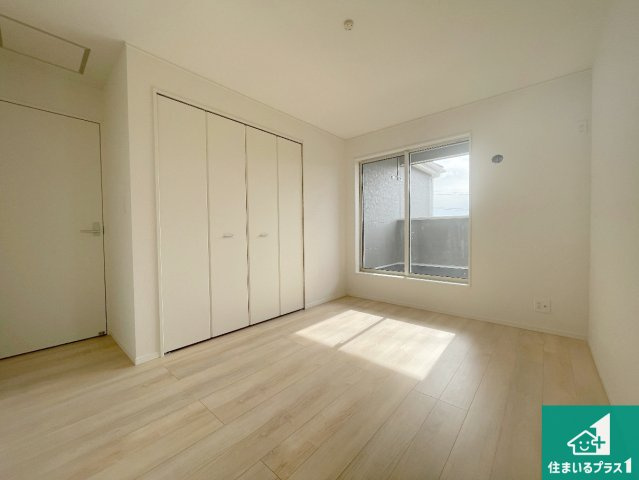枚方市津田元町　第7期　新築一戸建ての洋室|収納スペースが充実しているので子供の成長に合わせてたくさん収納ができます！家族構成に合わせた様々な活用ができる収納！