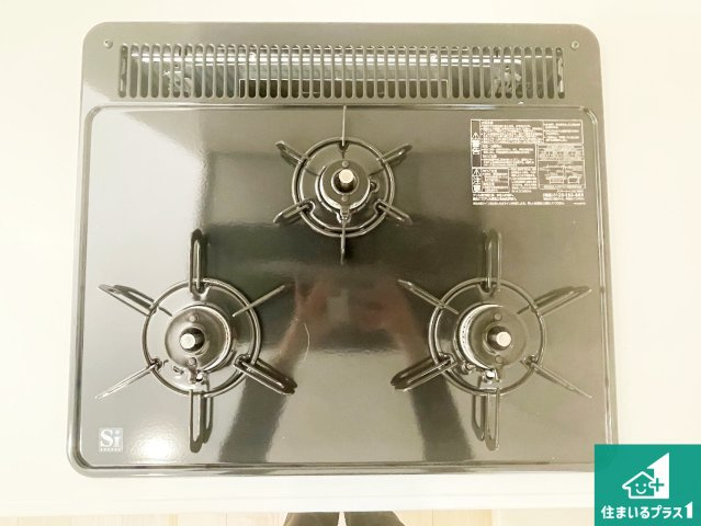 枚方市津田元町　第7期　新築一戸建ての設備|ダブル高火力Ｓｉセンサー付きコンロ！３口あるので、まとめて料理をする時も大活躍！
