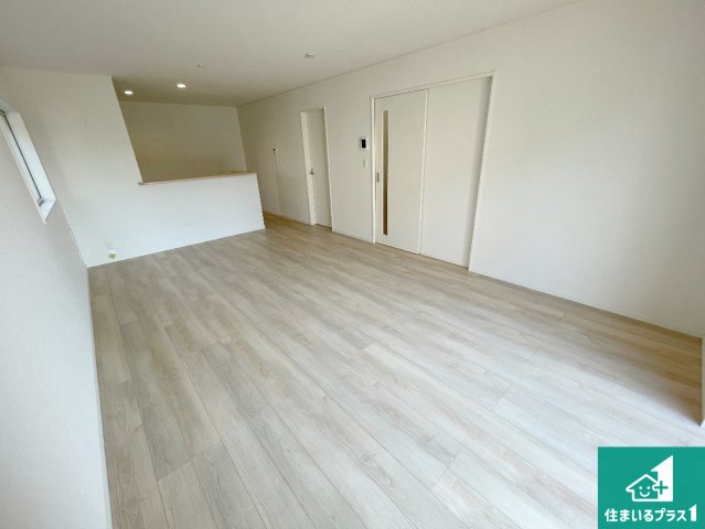 枚方市津田元町　第7期　新築一戸建ての居間・リビング|日当たり良好の明るいリビングで朝の目覚めもスッキリできそう！対面キッチンでご家族のコミュニケーションも自然と増える設計！小さなお子様が遊ぶスペースを作っても広々とくつろげるLDK！