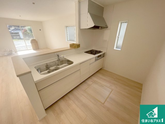 枚方市津田元町　第7期　新築一戸建てのキッチン|子供を見守りながらお料理が出来るため家族のコミュニケーションか増えます♪スペースが広く確保されている為お子様が大きくなったときは一緒に料理を楽しめます♪