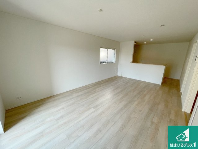 枚方市津田元町　第7期　新築一戸建ての居間・リビング|明るいリビングで朝の目覚めもスッキリできそう！対面キッチンでご家族のコミュニケーションも自然と増える設計！小さなお子様が遊ぶスペースを作っても広々とくつろげるLDK！