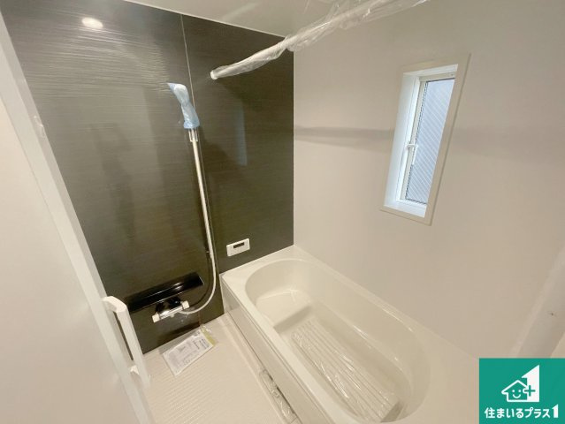 枚方市津田元町　第7期　新築一戸建ての浴室|足をゆったり伸ばして寛げる浴槽です。窓が設けられていますので差し込む光が明るく穏やかな雰囲気にしてくれます♪浴室乾燥機も設置しているので、雨の日の洗濯物も安心です♪