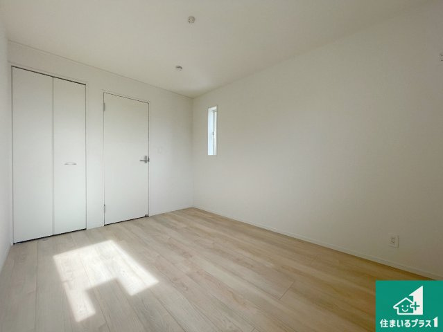 枚方市津田元町　第7期　新築一戸建ての洋室|寝室は心地よい眠りについてもらいたくて、シンプルかつ開放的な空間な設計にしています！大きな窓から差し込む日が心地いいです♪