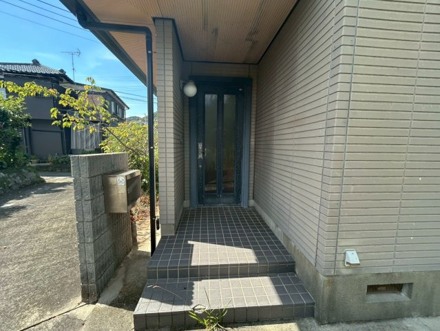 鴨川市江見青木　中古戸建の玄関