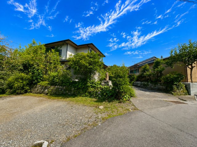 鴨川市江見青木　中古戸建の前面道路含む現地写真|※画像の一部はAIを用いて加工・編集しています。実際の状況と異なる場合がありますので、ご了承下さい。