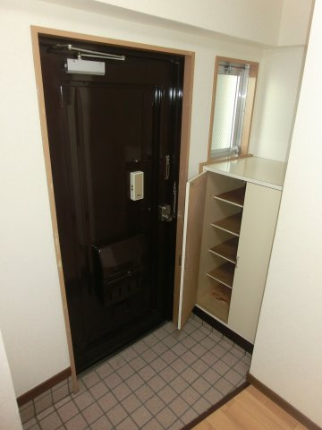 西田産業第6ビルの玄関