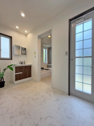 青葉区南吉成1丁目　積水ハウス施工バルコニー付き住宅の独立洗面台