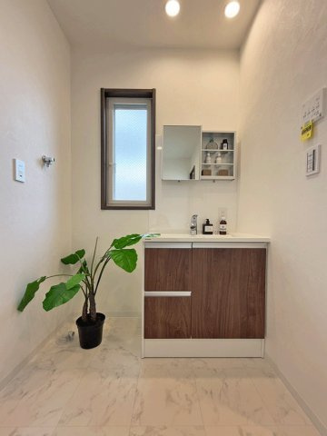 青葉区南吉成1丁目　積水ハウス施工バルコニー付き住宅の独立洗面台