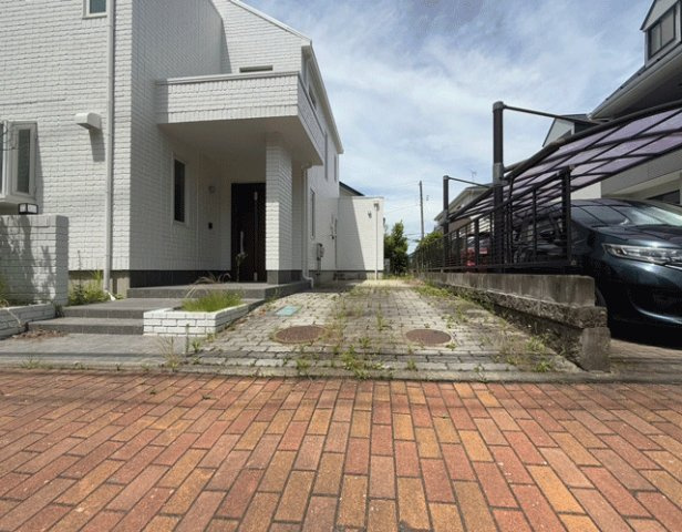 青葉区南吉成1丁目　積水ハウス施工バルコニー付き住宅の駐車場