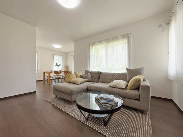 青葉区南吉成1丁目　積水ハウス施工バルコニー付き住宅の居間・リビング