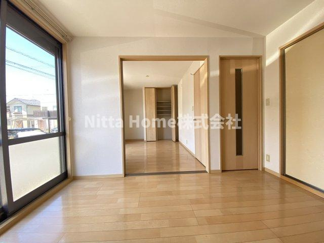 ディアコートDの居間・リビング|扉を開けると広い空間に◆