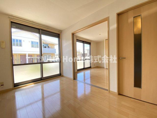 ディアコートDの居間・リビング|大きな窓が魅力的な室内です◆