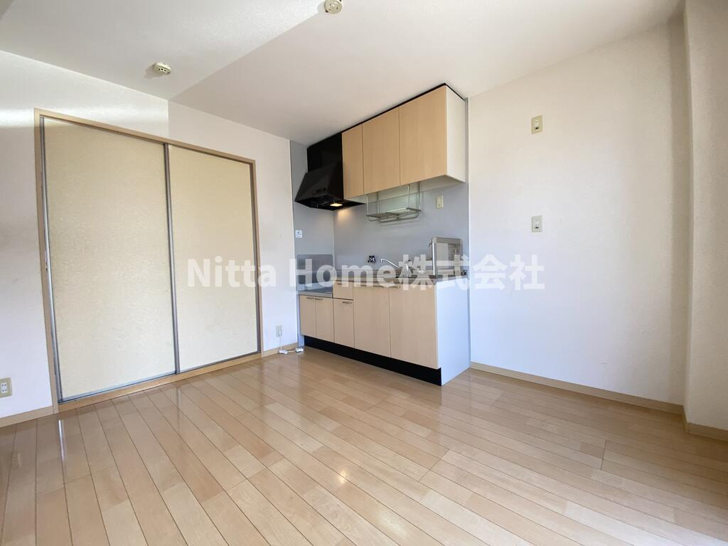 ディアコートDの居間・リビング|オープンキッチンがついている６．４帖のダイニングキッチン☆彡