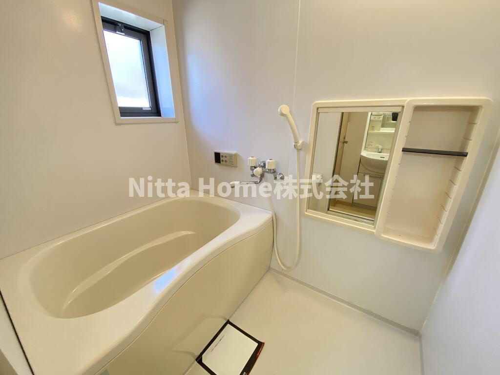 ディアコートDの浴室|衛生面でも嬉しい浴室小窓付き！