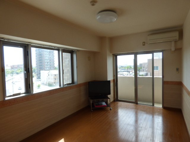 【居間・リビング】 | ミレーユ・ステディア | エアコン、テレビ設置しております。　※掲載画像は同タイプの別室内画像のためイメージとしてご参照ください。