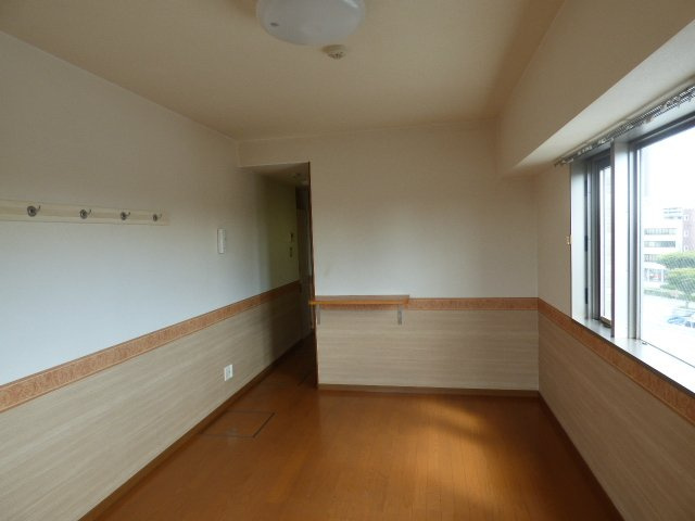 【内装】 | ミレーユ・ステディア | 角部屋なので窓が２面あり、明るく風通しが良いですね♪　※掲載画像は同タイプの別室内画像のためイメージとしてご参照ください。