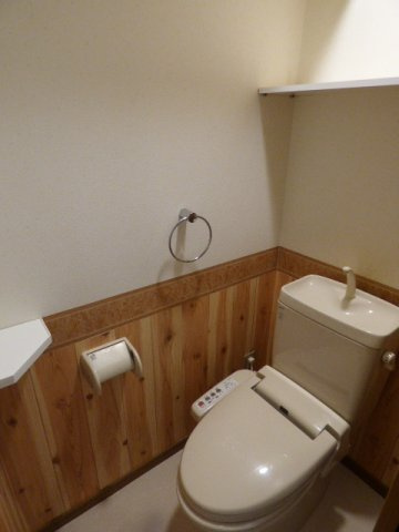 【トイレ】 | ミレーユ・ステディア | 温水洗浄便座で快適♪タオル掛け、収納棚もあります！　※掲載画像は同タイプの別室内画像のためイメージとしてご参照ください。