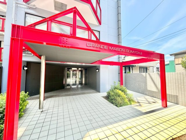 グランドメゾン弘明寺のエントランス|積水ハウスが分譲したグランドメゾンシリーズ
外観は現代アートを思わせるデザイン