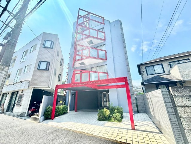 グランドメゾン弘明寺の外観|京急本線の弘明寺駅より徒歩5分。または横浜市営地下鉄ブルーラインの弘明寺駅より徒歩13分と複数路線が利用でき、各方面への通勤・通学に便利でしょう。