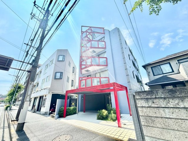 グランドメゾン弘明寺の外観|市内を見晴らす展望台や大型遊具などのある弘明寺公園や、起伏に富み、緑や景色も楽しめる六ツ川中央公園など、自然豊かな公園も近隣に点在しています。