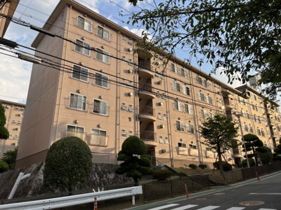 【外観】 | 逆瀬川ハイツ6号棟 | 北側の眺望の良い６号棟