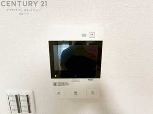 訪問者が来たときにテレビ画面で確認できるため、安心してドアを開けられます。録画機能があるものもあり、留守中に来訪者を記録しておくことができます。利便性が高く、セキュリティ面でも安心です。