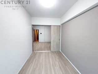 寝室…リラックスできるプライベート空間で、快適な睡眠をサポート。個人の好みに合わせたインテリアや寝具で心地良さを追求。プライベートな時間を過ごし、リフレッシュする場所におすすめです。